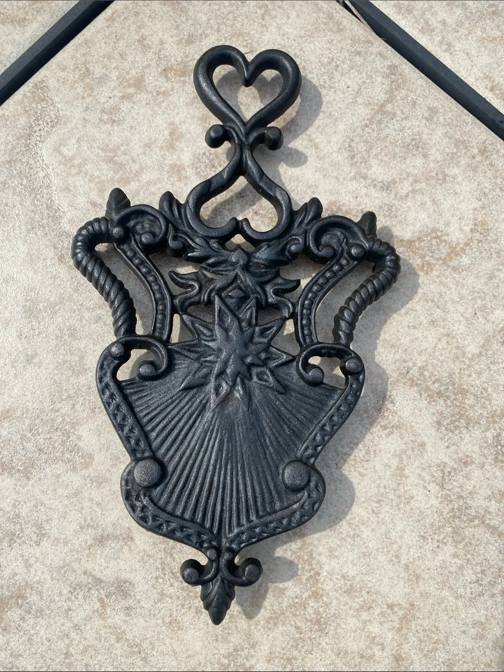 VTG Zoar Sunburst Double-Heart Handle 3 Peg Feet Cast Iron MCM Trivet / Wall Art